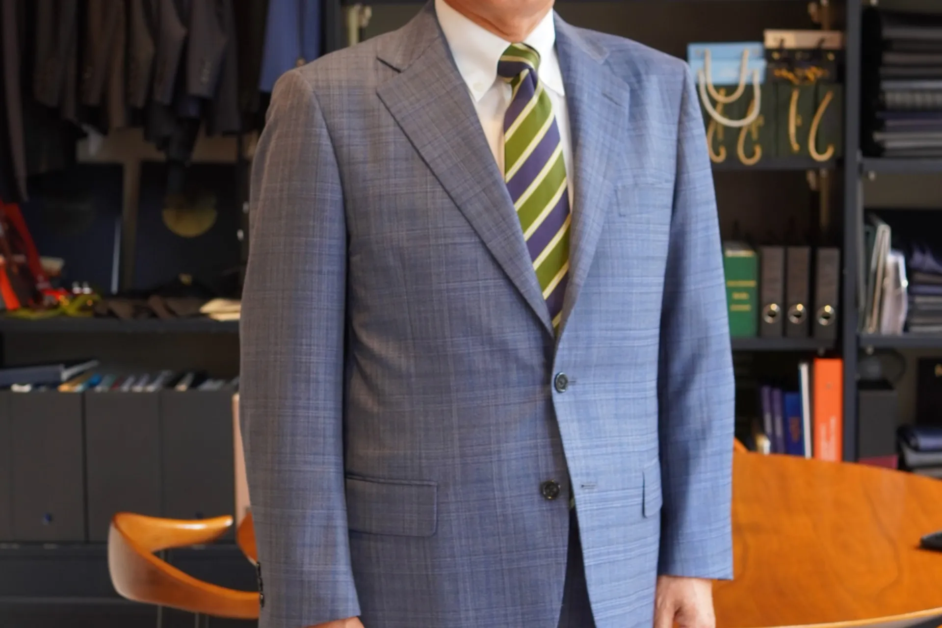 笑顔の奥に漂う知性と深みが引き立つ装いを